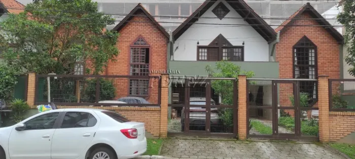 Sobrado à venda na região sul de Itajaí, localizado em Balneário Santa Clara.