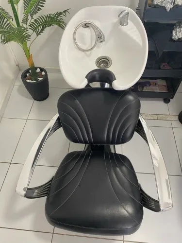 Lavatório com Cuba de porcelana quente frio.