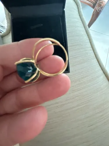 Anel de ouro com Pedra Azul lapidada com garras perfeitas lindo.