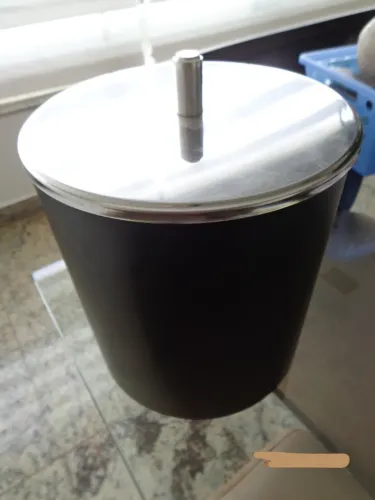 lixeira para banheiro, porta escovas e porta sabonete líquido, base cor preta. Brinox