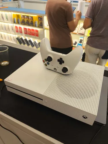 Xbox One S 1TB, 1 controle - Seminovo