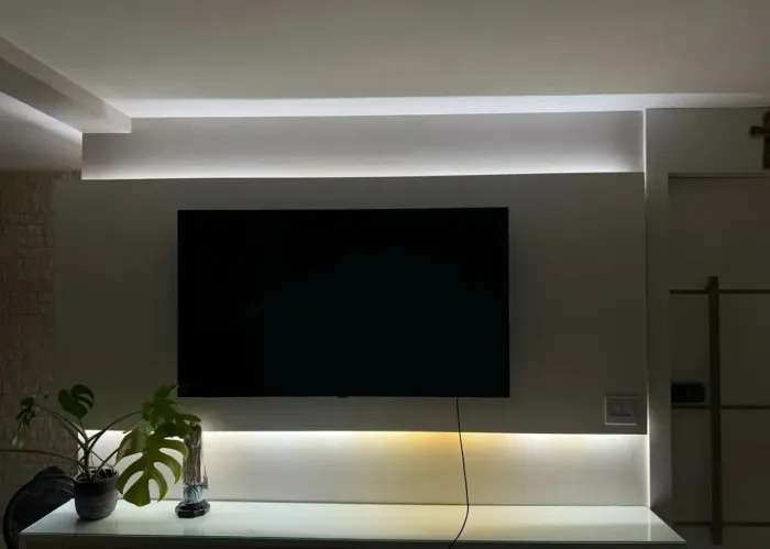 Rack suspenso em mdf com 3 gavetas e tampo de vidro