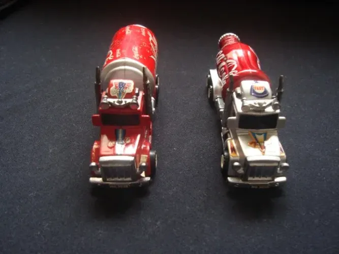 Duas Miniaturas de brinquedo dos caminhões da Coca Cola