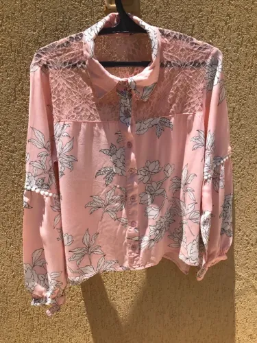 Camisa Rosa Com Flores Brancas E Renda