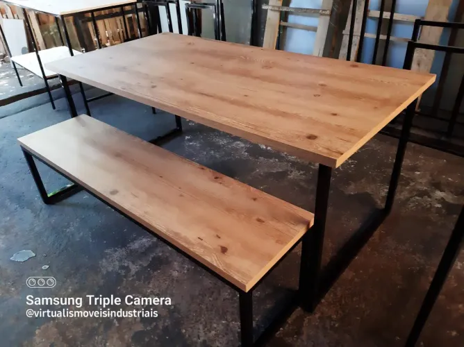 Mesa de Jantar com banco estilo industrial