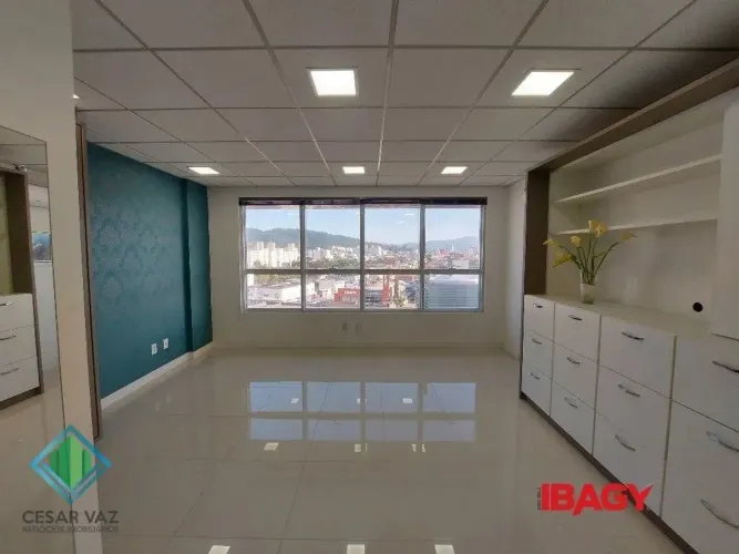 Sala comercial em excelente localização no bairro Barreiros.