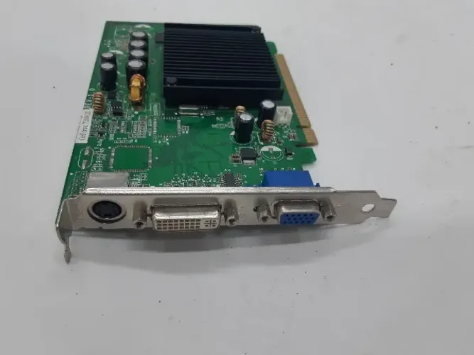 Placas de video PCI antigas.