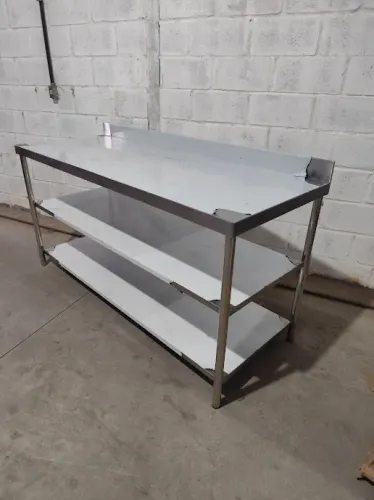 Bancada de Inox com Duas Prateleiras - Versatilidade