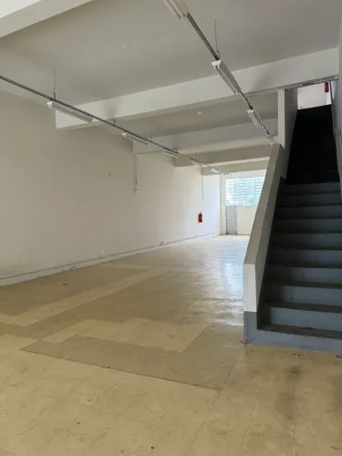 Centro comercial para aluguel possui 440 metros quadrados em Boqueirão - Curitiba - PR
