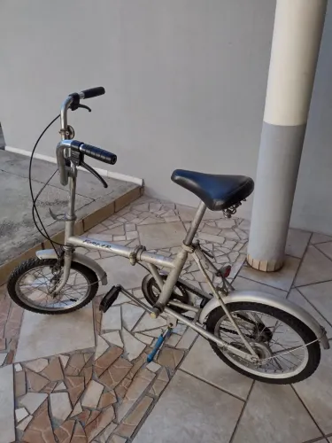 Bicicleta dobrável para adultos e crianças.