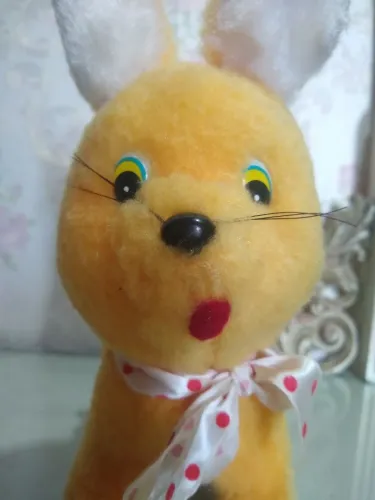 Coelhinho de pelúcia à corda vintage 