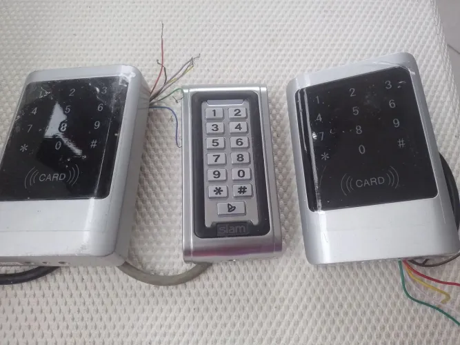 Controladores de Acesso com Teclado e Leitor de Cartão