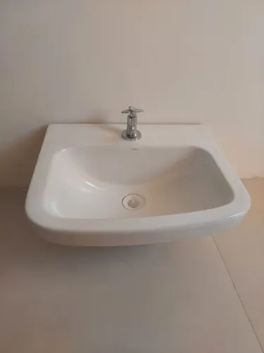 Lavatório de Banheiro com Torneira
