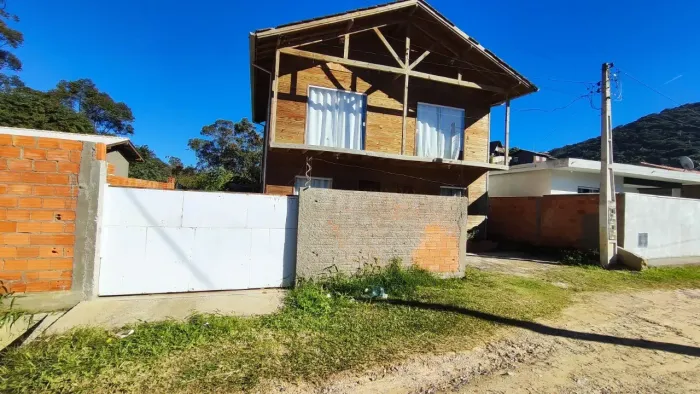 Imóvel imperdível em Imbituba-SC: Casa à venda na Ribanceira com 2 quartos, 1 sala, 2 banh