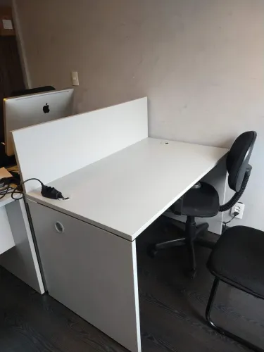 Conjunto de 04 mesas de escritório