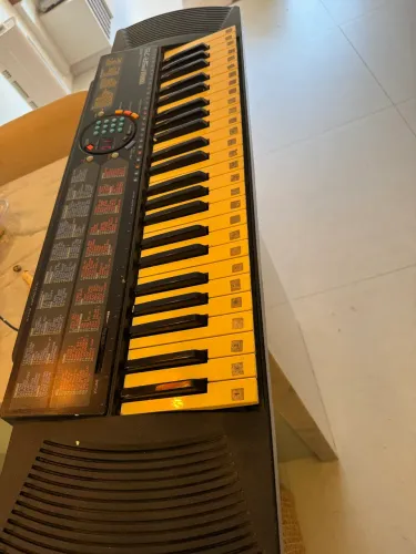 Teclado seminovo