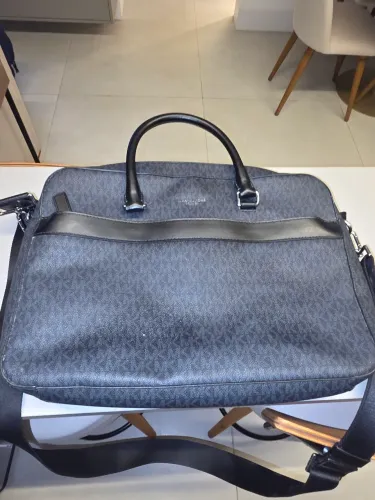 Pasta masculina michael kors para notebook, modelo hareison em couro saffiano.