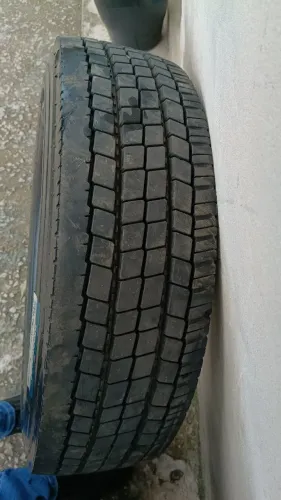 2 Pneu Reformado pouco uso.