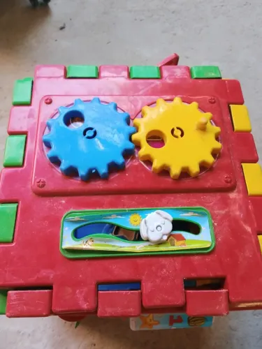 Brinquedo semi-novo, cubo de atividades sem as peças 