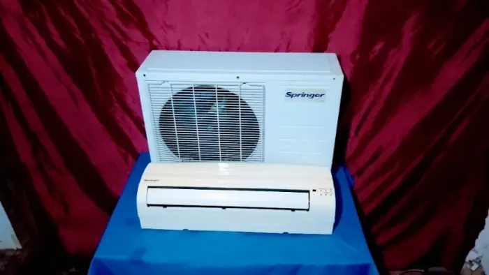 Ar condicionado 9.000 btu. Quente e Frio.