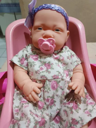 Boneca tipo reborn mais cesto Moisés 45cm aproximadamente 