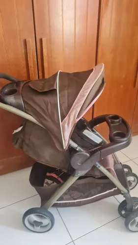 Carrinho de bebê e bebê conforto.