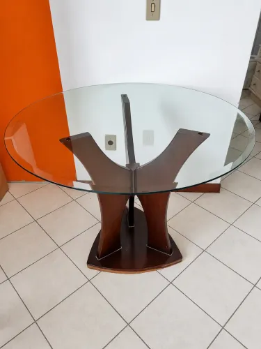 Mesa Redonda de Vidro com Base em Madeira