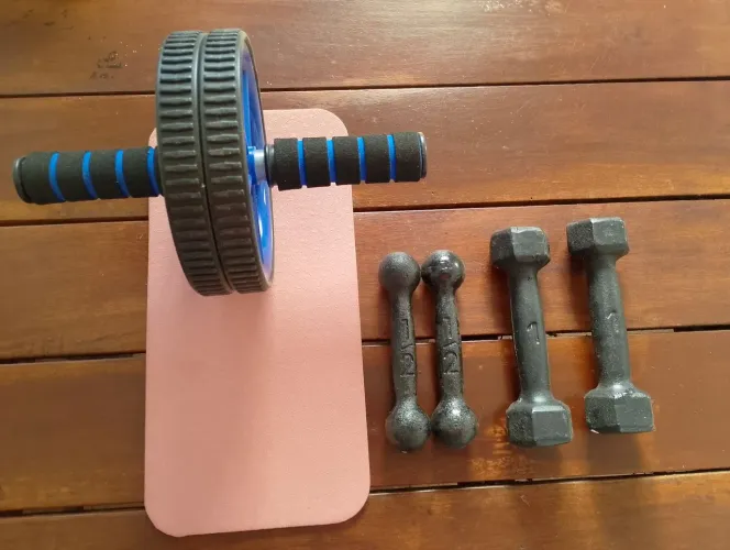 Kit com Roda para fazer abdominal + 2 halteres de 1kg + 2 halteres de 1/2 kg