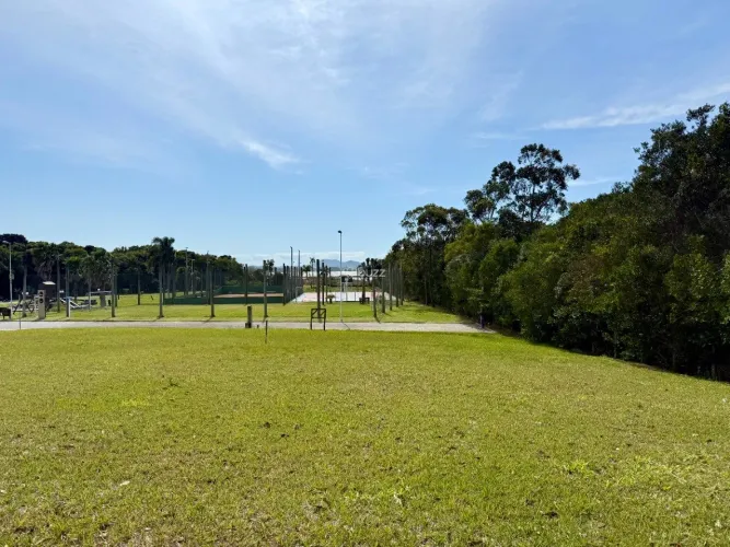 Lote com vista para Lagoa de Ibiraquera no Condomínio Lagoa Azul