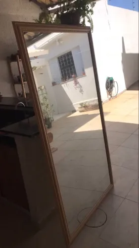 Espelho grande com moldura