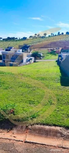 Terreno à Venda no Terras de Santa Cruz 600 m² com Declive