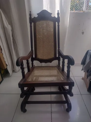 Cadeira de balanço estilo colonial