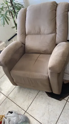 Vendo duas Poltronas uma reclinável, gira 360 graus. R$ 700,00. E Outra Fixa com Pull 300,