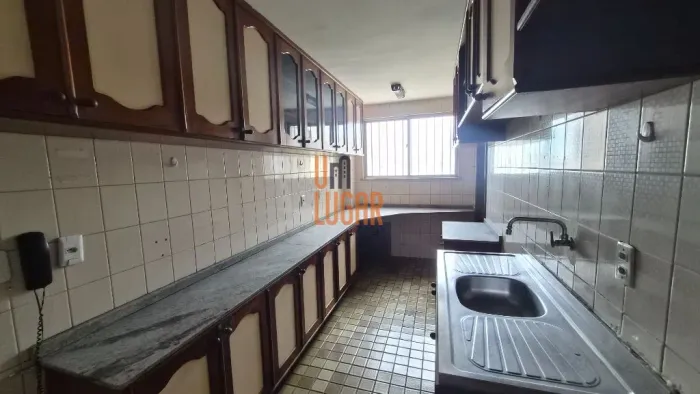 Um Lugar Imóveis aluga apartamento com 97m², 3 quartos e 1 vaga no Ed. Brands Hatch, Redut