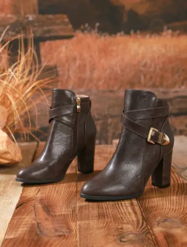 Bota feminina marrom, Salto grosso, Bico fino, Zíper lateral, Cano curto