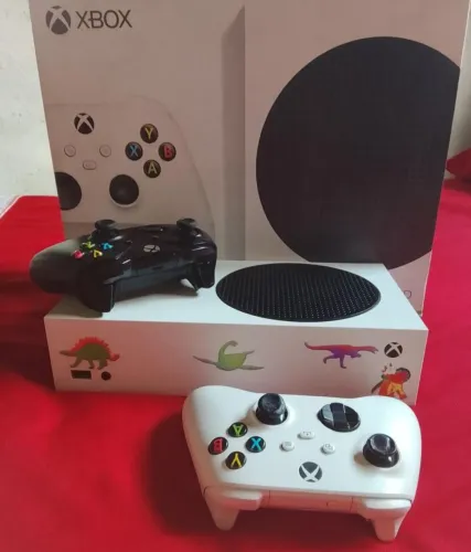 Xbox Series S, funcionando perfeitamente. 