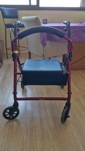 Andador desmontável com rodas e assento