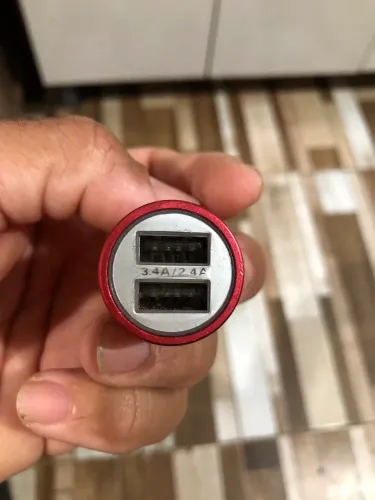 Vendo um carregador de celular de carro bem conservado WhatsApp *24 José