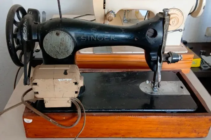 Máquina de Costura Singer Antiga Com Pedal (RETIRADA NO LOCAL)