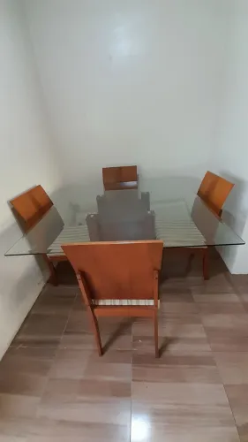 Mesa de Jantar quadrada 1,30 X 1,30 tampo de vidro base de madeira com 6 cadeiras