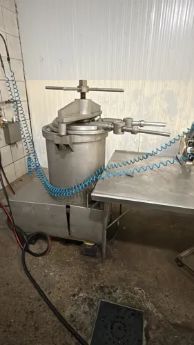 Máquina de embutir 