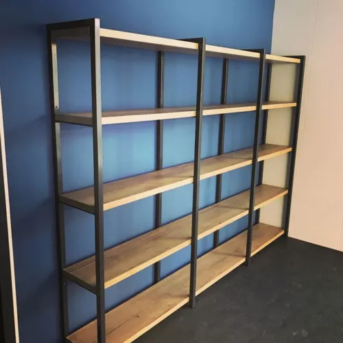 Estantes de metalon e tábuas de pinus, para  seu comércio. 