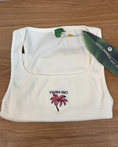 Roupas novas na etiqueta da Farm.