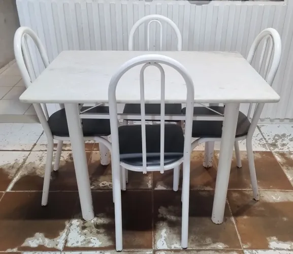 Mesa de jantar em mármore com 4 cadeiras 
