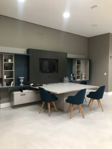 Mesa de reunião com armários