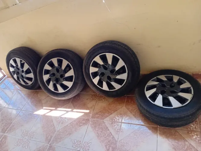Aro de ferro 13 com calotas e pneus novos