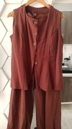 Conjunto feminino e Coletes social.