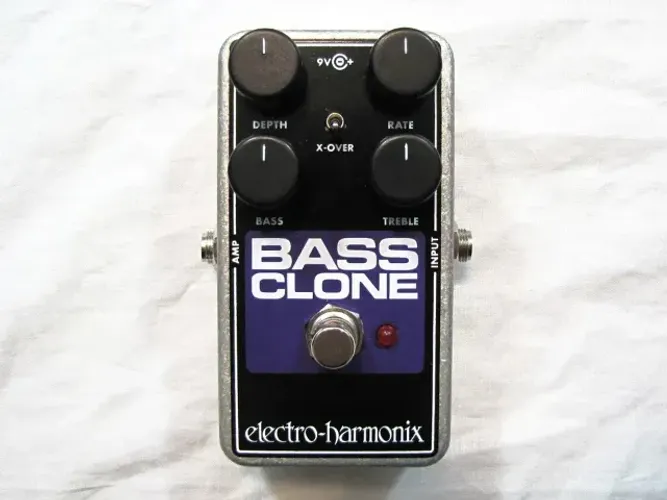 Electro-Harmonix Bass Clone - Pedal Chorus para Contrabaixo