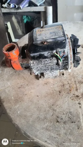 Bomba de água boinha funcionando