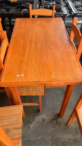 Mesa 4 cadeiras com verniz 